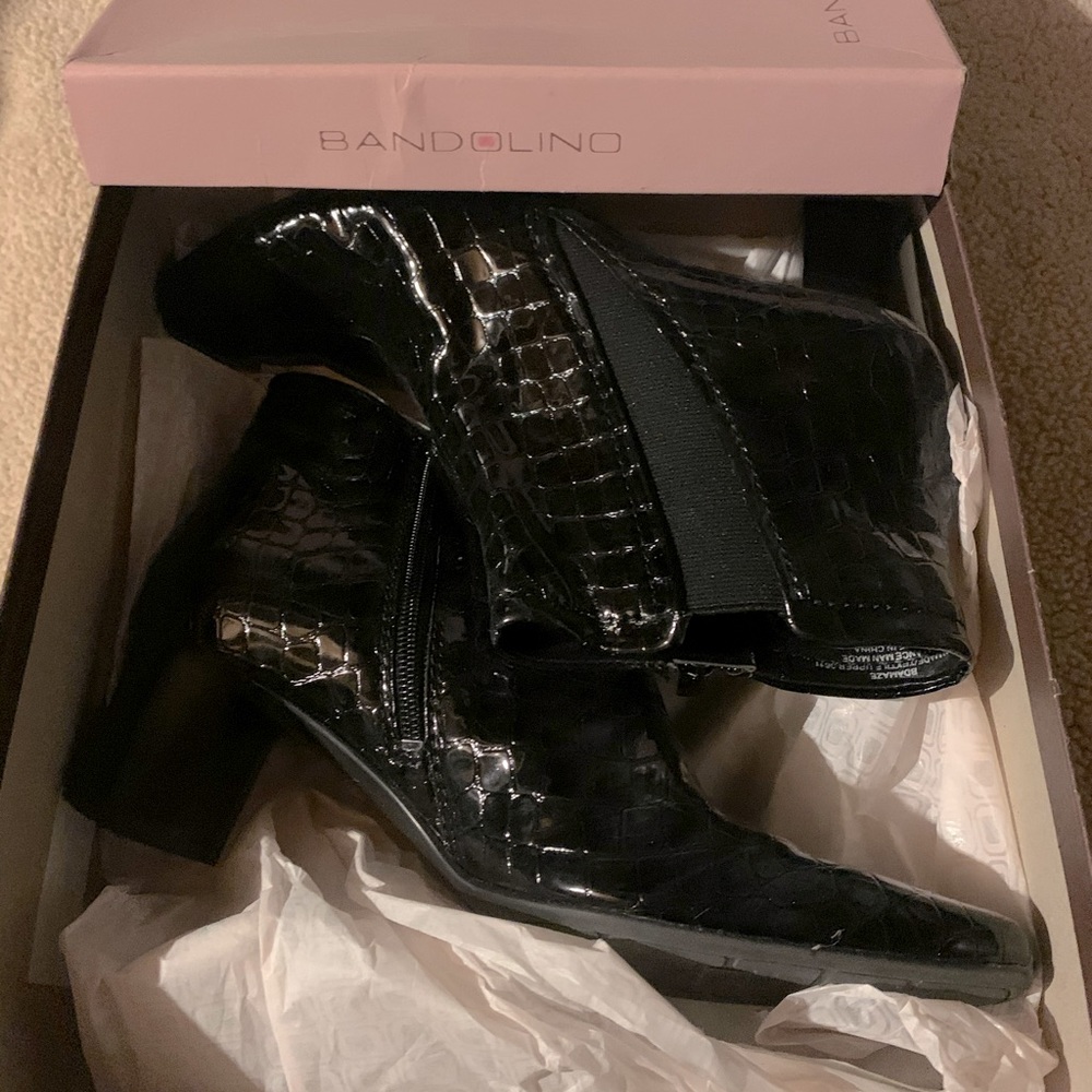 Black patent leather faux crock Bandolino